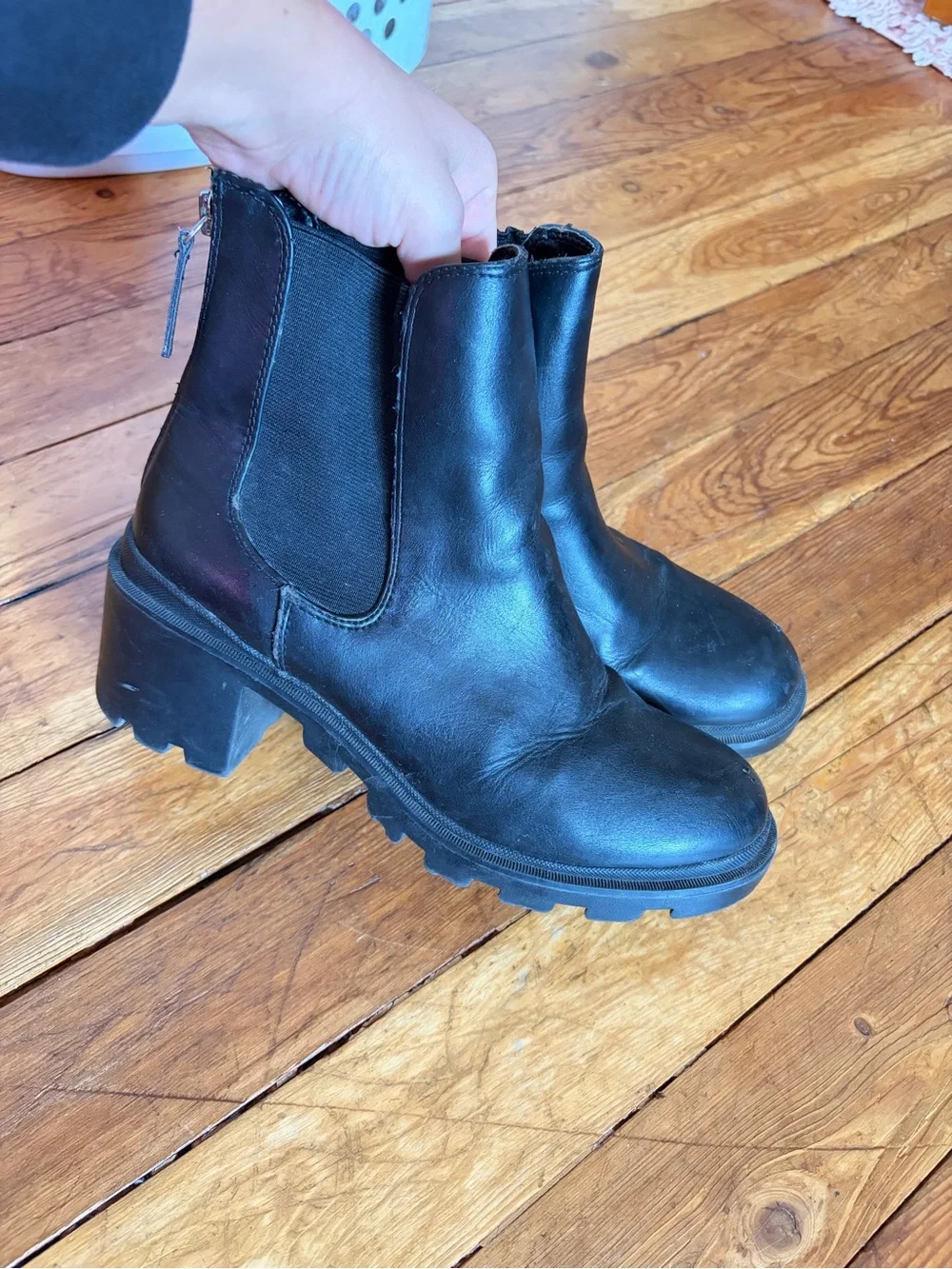 Source Unknown Black Leather Lug Sole Chelsea Booties